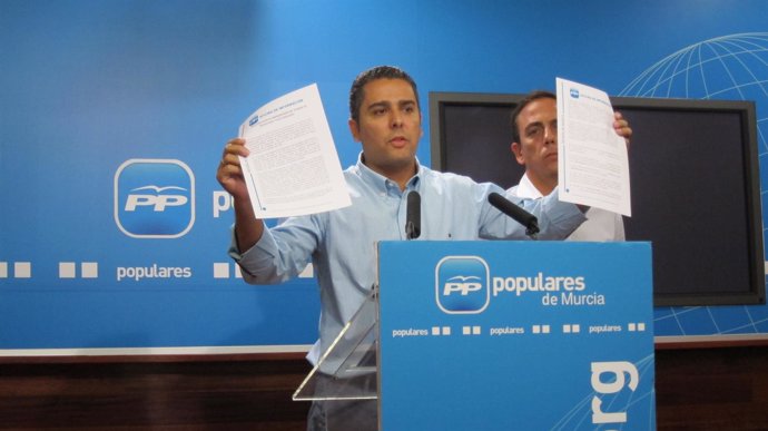 Jesús Cano muestra la moción del PP y Francisco Espejo, detrás