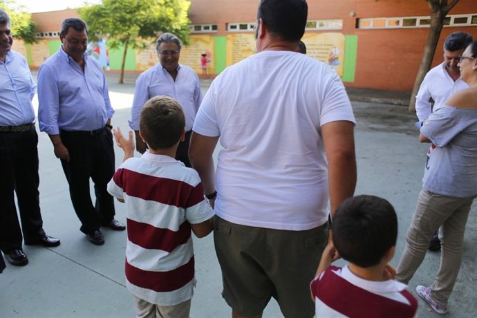 Zoido visita el colegio Azahares
