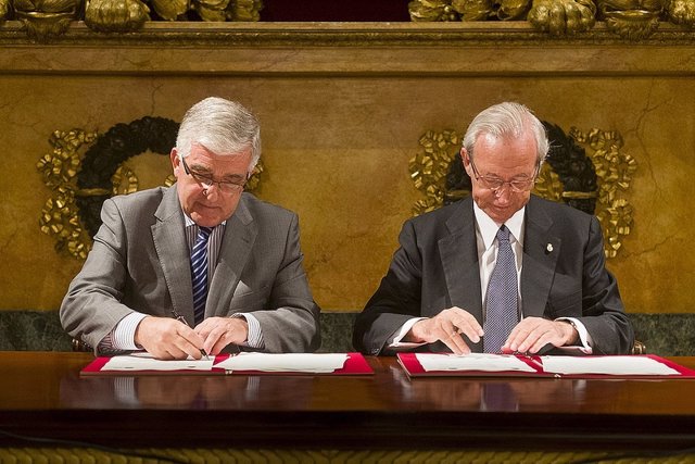 Gonzalo Moliner (CGPJ) y Miquel Valls (Cámara de Barcelona) durante la firma