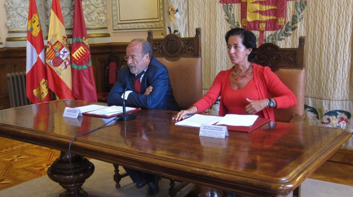 El alcalde de Valladolid, junto a la concejal Mercedes Cantalapiedra