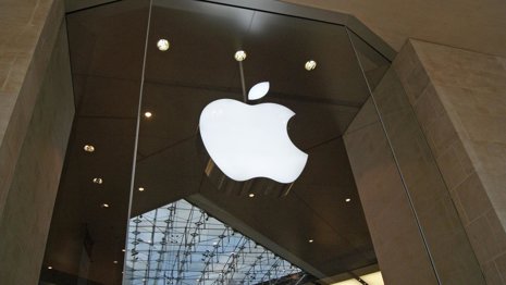 Logo de Apple en su tienda en París.