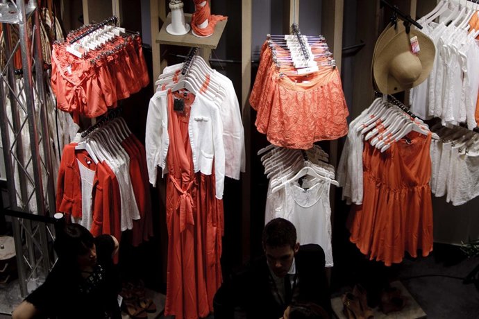 Recursos de ropa, complementos y caja de una tienda