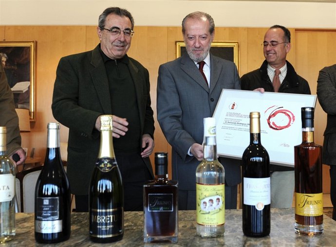 Entrega de la distintición de 'Socio de honor' al Fernando Rodríguez Villalobos