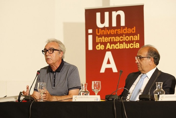 El escritor y periodista Juan José Millás, en la UNIA