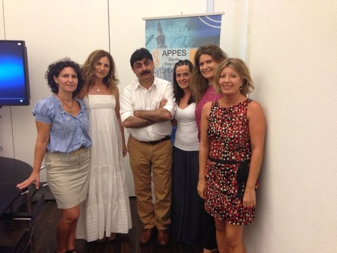 Miembros de Carmona Film Office con productores indios