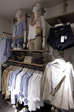 Recursos de ropa, complementos y caja de una tienda