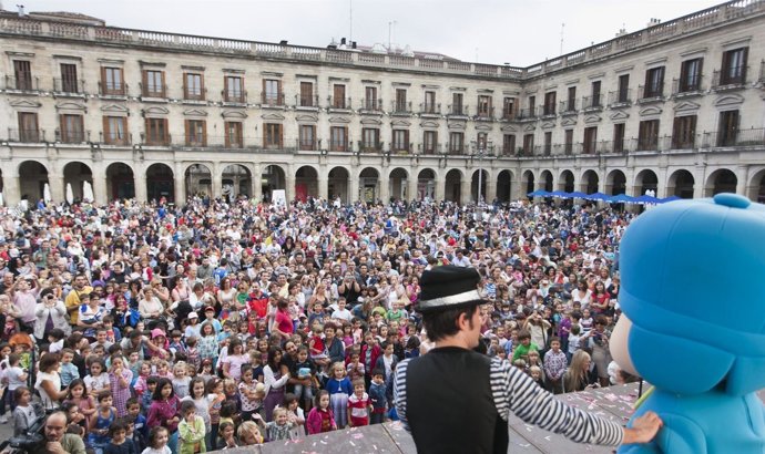 Público congregado en unas de las actividades del Festival de Vitoria.