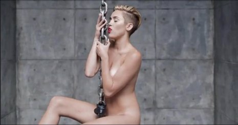 Miley Cyrus en su nuevo videoclip Wrecking ball