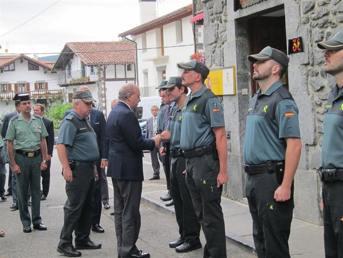 El ministro del Interior visitando el cuartel de la Guardia Civil de Leitza
