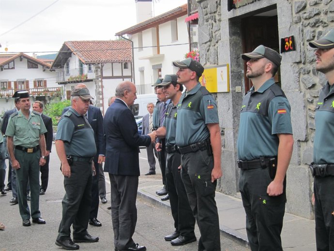 El ministro del Interior visitando el cuartel de la Guardia Civil de Leitza