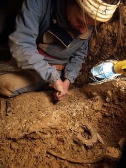 Excavación de restos óseos en Atapuerca