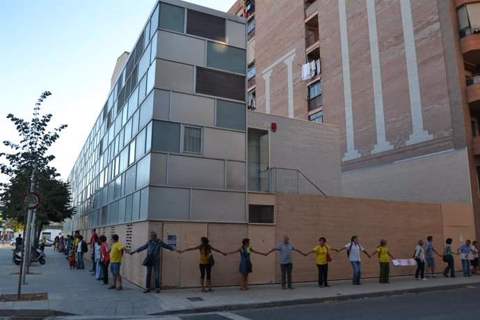Cadena humana en un CAP de Lleida para reclamar un proyecto de derechos sociales