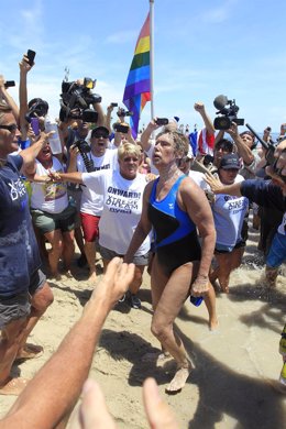 La nadadora estadounidense Diana Nyad tras llegar a Cayo Hueso desde Cuba, sep 2