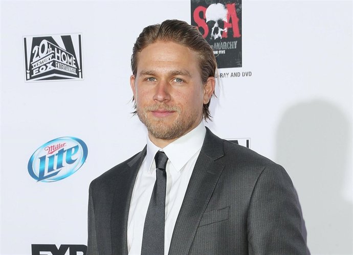 Charlie Hunnam habla sobre su química con Dakota Johnson