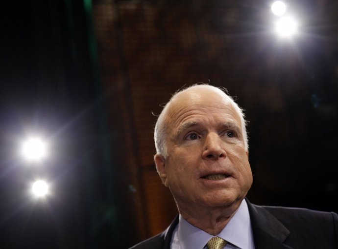 El senador estadounidense John McCain durante un evento en Mesa, ago 27 2013
