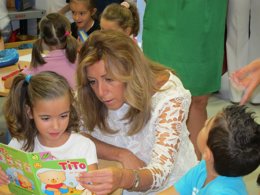 Susana Díaz junto a dos alumnos del Colegio Fray Albino de Córdoba