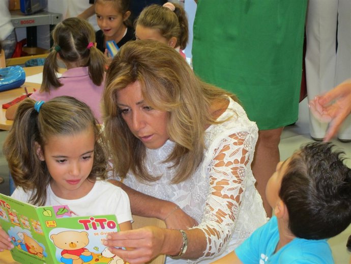 Susana Díaz junto a dos alumnos del Colegio Fray Albino de Córdoba