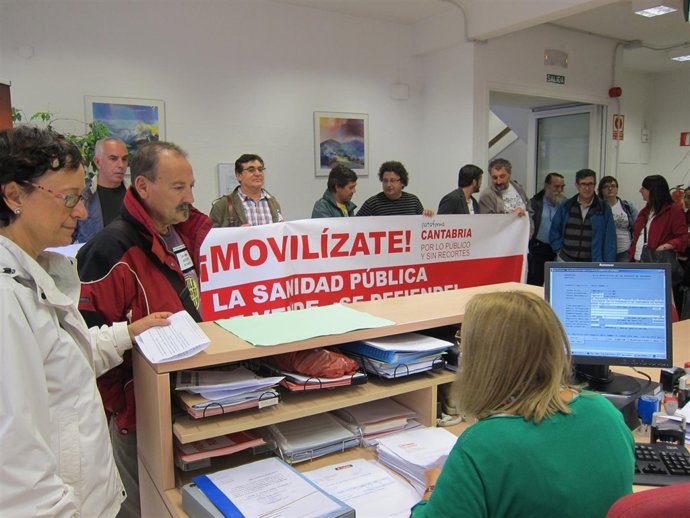 Entrega de firmas contra privatización de Valdecilla 