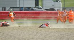 Marc Márquez se cae en Silverstone