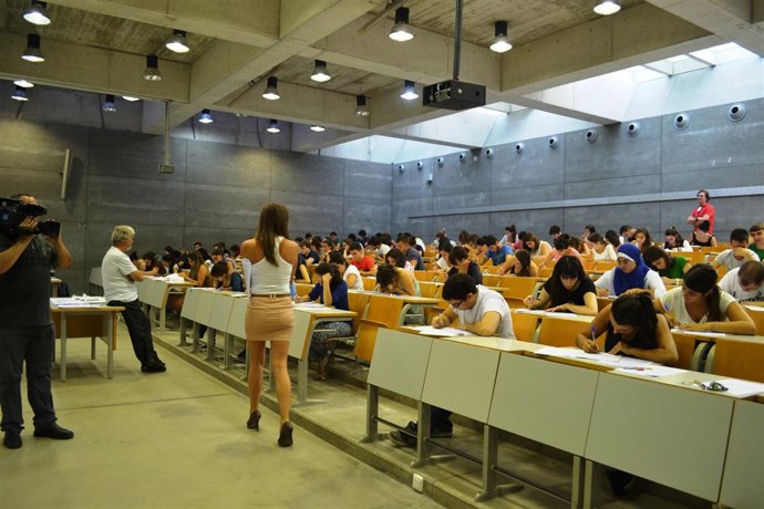 Alumnos haciendo Selectividad