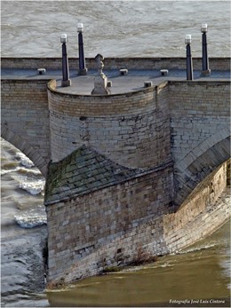 Una de las imágenes de la exposición 'Los puentes de Zaragoza'     