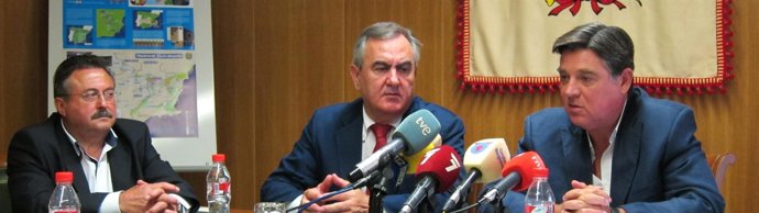 Claver acompañado en rueda de prensa de González Tovar y Manuel Soler