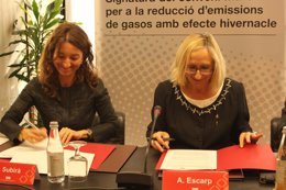 Assumpta Escarp y Marta Subirà en la firma del convenio por el Medio Ambiente