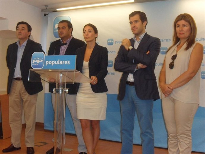 En el centro, la parlamentaria andaluza del PP Rosario Soto