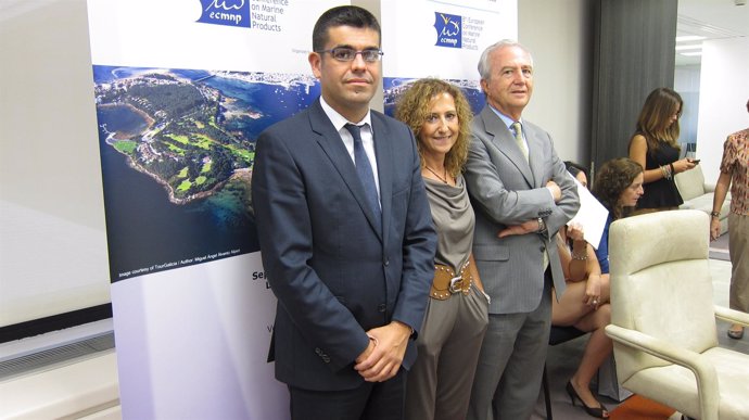 Varela, Cuevas y Fernández Sousa-Faro, presentando el simposio