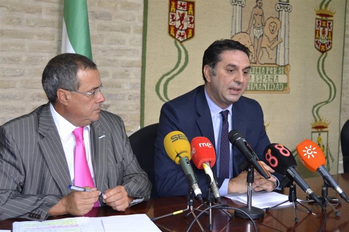 A la izquierda, Díaz Morillo.