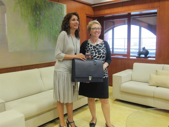 Consejera de Hacienda, María Jesús Montero, y la saliente Carmen Martinez Aguayo