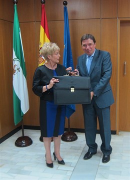 Entrega a Elena Víboras de la Consejería de Agricultura