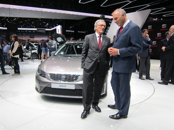 El pte de Seat Jürgen Stackmann, el alcalde de Barcelona Xavier Trias y el Leon