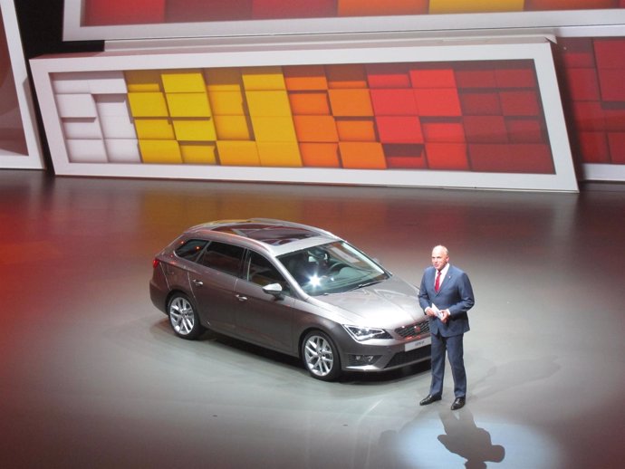 El presidente de Seat, J.Stackmann presenta el León ST en Frankfurt