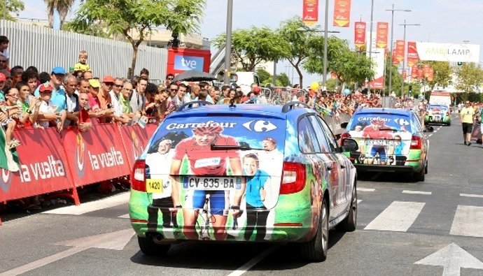 Vehículo de la caravana comercial de Carrefour en La Vuelta a España