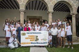 La delegación de apoyo a Hervás despliega una pancarta en Presidencia