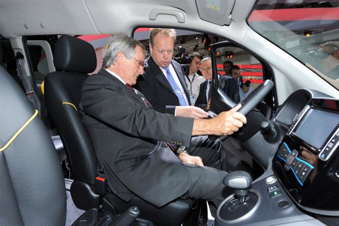 Trias en el taxi eléctrico de Nissan para Barcelona
