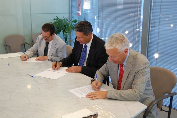 Civil (Diputación de Barcelona),Albiol (Ayuntamiento de Badalona) y Abad (Cecot)