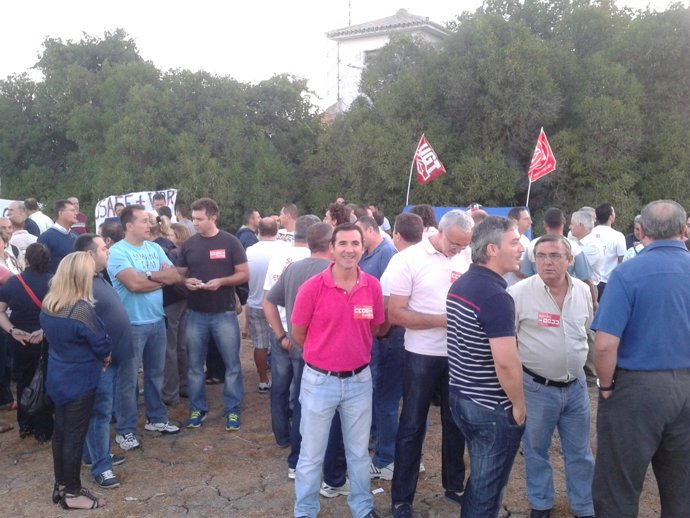 Concentración de trabajadores de la base de Morón.