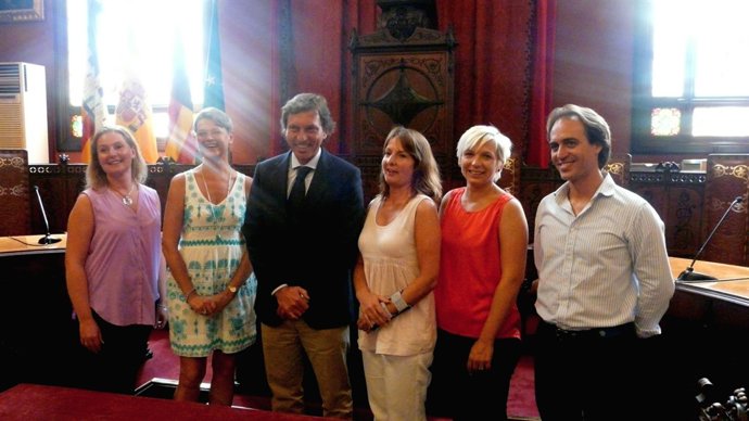 Mateu Isern y Álvaro Gijón con representantes de Helsingborg