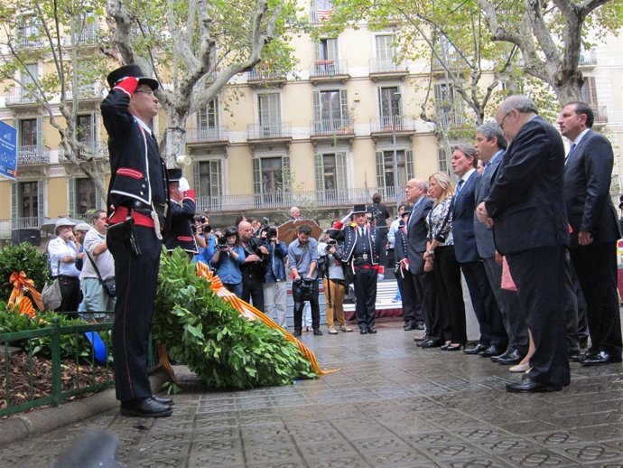 Ofrenda de la Mesa del Parlament a Casanova en la Diada