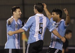 Messi, Gago y Agüero celebran un tanto ante Paraguay
