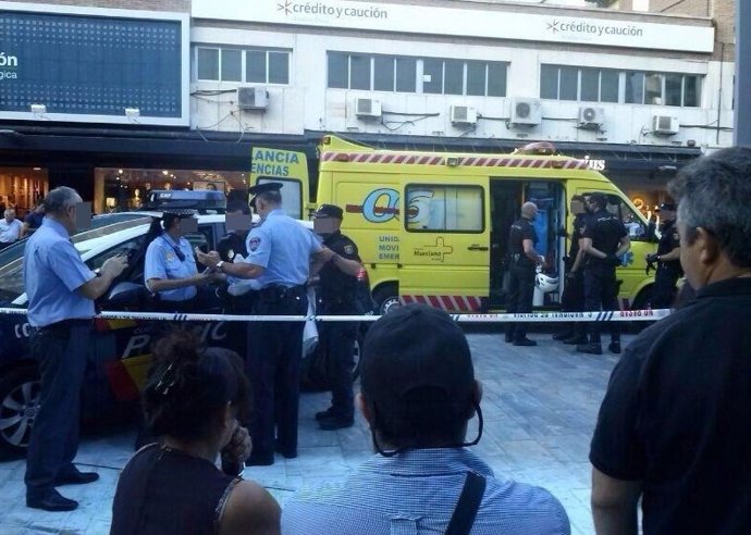 Médicos atienden a un hombre que se quema a lo bonzo en Murcia