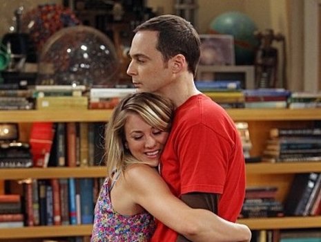Jim Parson y Kaley Cuoco en The Big Bang Theory