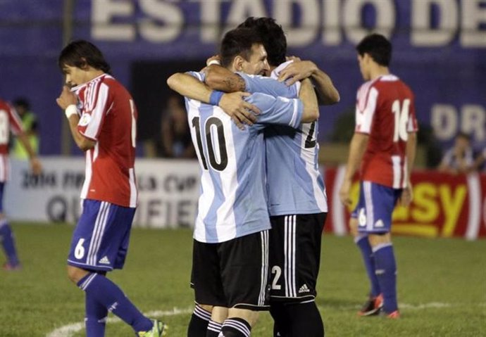 El jugador de la selección argentina de fútbol Lionel Messi (izquierda) abraza a