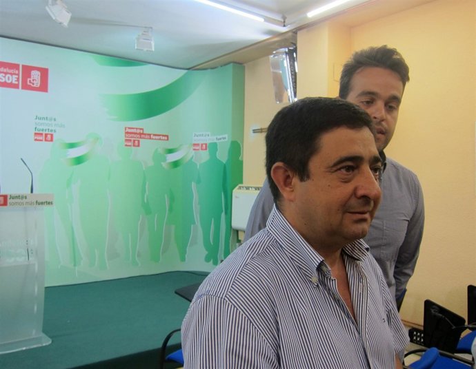 Francisco Reyes, junto a Juan Francisco Serrano, atiende a los periodistas.