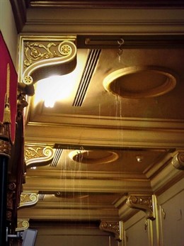 Goteras en el hemiciclo