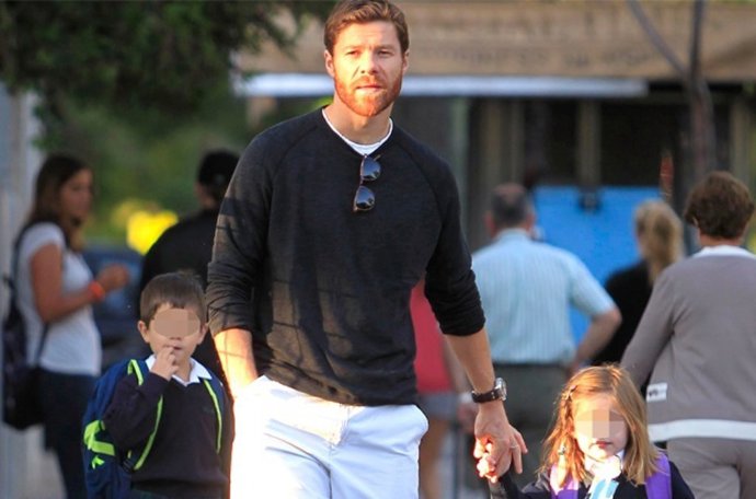  Xabi Alonso  Lleva A Sus Hijos Ane Y Jon Al Colegio