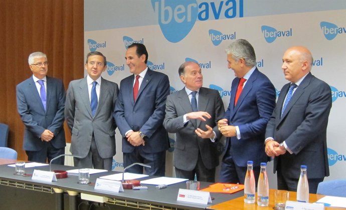El consejero de Economía en la firma de un convenio en Iberaval