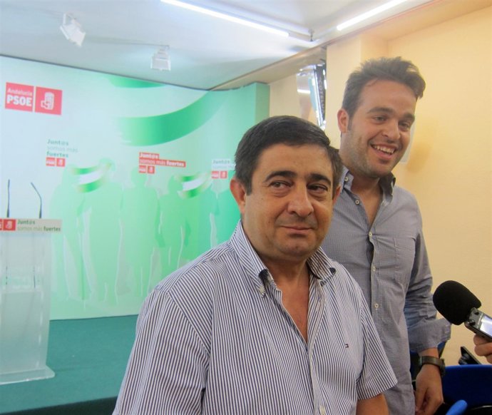 Francisco Reyes, junto a Juan Francisco Serrano, antes de antender a la prensa.